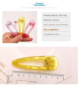 Détail macro de barrettes à cheveux en plastique de 8cm aux couleurs pastel douces