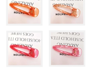 Détail de barrettes à cheveux transparentes couleur bonbon avec clips à ressort en métal