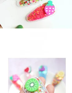 Détail de barrettes à cheveux avec des paillettes colorées et du sable mouvant en PVC souple