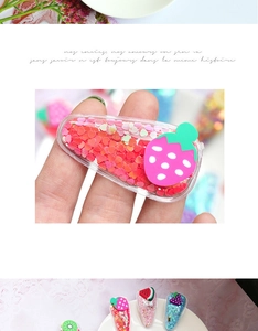 Vue détaillée de barrettes à motifs de fruits avec paillettes colorées en mouvement