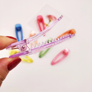 Barrettes à cheveux colorées aux couleurs acidulées avec bords dentelés dans divers tons vifs