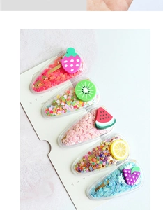 Détail de 5 barrettes à fruits avec paillettes colorées sur carte de présentation
