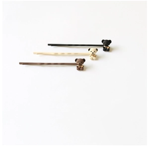 Trois pinces à cheveux panda mignonnes en noir, blanc et marron avec détails écharpe dorée