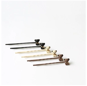 Détail de 6 jolies barrettes ours en noir, beige et marron sur un fond blanc pur