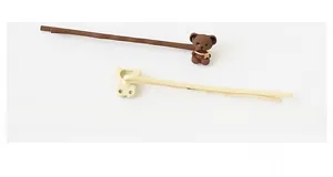 Détail de pinces à cheveux panda mignonnes en résine marron et beige effet mat