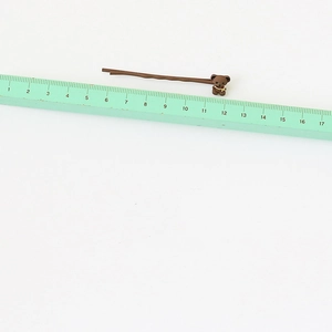 Vue détaillée d'une pince à cheveux ours de 6cm avec une règle pour référence de taille