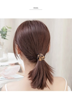 Gros plan sur l'élastique à cheveux chat en acétate avec motif écaille de tortue classique