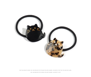 Détail d'élastiques à cheveux chat noir et écaille de tortue avec bandes élastiques
