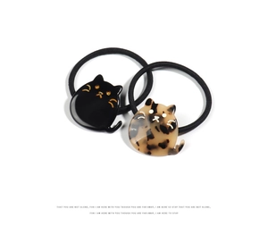 Détail de chouchous chat mignons en noir et motifs d'acétate d'écaille