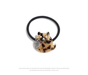 Détail d'un élastique chat mignon avec charme en acétate écaille et cordon noir élastique