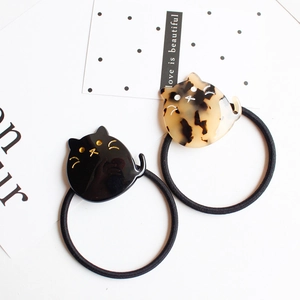 Lot de chouchous chat en acétate noir brillant et écaille de tortue sur blanc