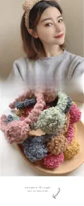 Detailtextur von Plüsch-Bärenohren-Stirnbändern in verschiedenen Farben für Kinder