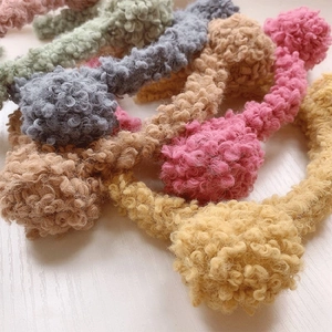 Detail von flauschigen Bärenohren-Stirnbändern mit weicher Plüsch-Textur in bunten Farben
