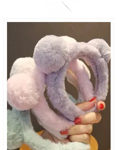 Detailansicht weicher Plüsch-Bärenohr-Stirnbänder in Lila Rosa und Grün für Kinder