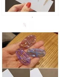 Vue détaillée des barrettes chat en acétate avec dégradé violet et finition pailletée