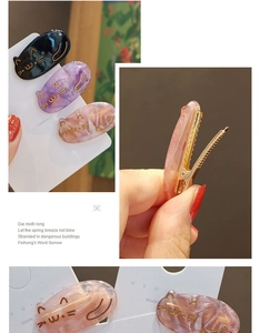Détails des jolies barrettes chat en acétate avec motifs marbrés et pince crocodile dorée