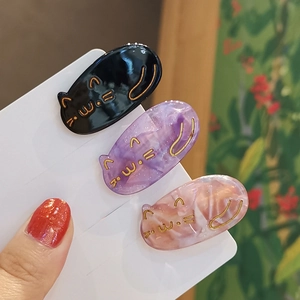 Lot de trois pinces à cheveux chat en acétate, motifs marbre noir, violet et rose