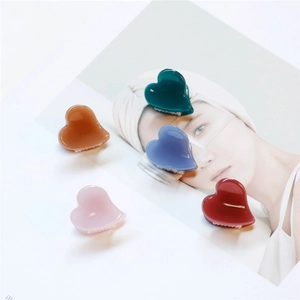 Détail de mini pinces à cheveux en forme de cœur en résine d'acétate colorée
