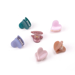 Détail des mini pinces à cheveux en forme de cœur aux couleurs pastel variées