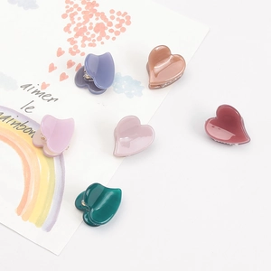 Détail de mini-pinces à cheveux en forme de cœur en acétate aux couleurs de macaron variés
