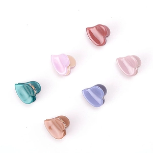 Détail de six mini pinces à cheveux en forme de cœur colorées en acétate translucide