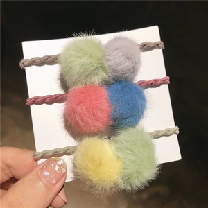 Set bunter Plüschhaargummis aus Kunstnerzfell auf einer Displaykarte für Damen