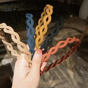 Detail of matte wavy headbands showing anti-slip teeth in five candy colors