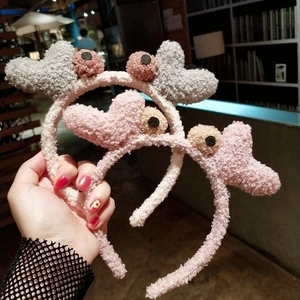 Détail du serre-tête en peluche avec coeurs en polaire sherpa douce pour filles et femmes
