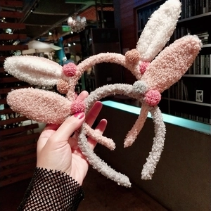 Serre-têtes oreilles de lapin en peluche rose et grise avec de petits pompons colorés