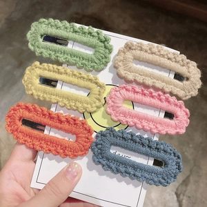 Detail of six-color knitted hair clips in Morandi tones with wavy crochet edges