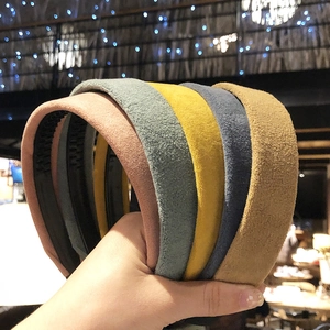 Close-up of velvet sponge headbands in multiple colors featuring anti-slip inner teeth