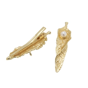 Barrettes à cheveux feuille de plume dorée avec perles blanches sur épingles en métal