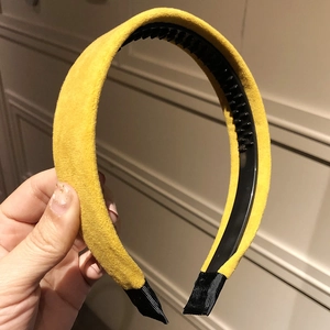Detail of yellow velvet headband featuring inner anti-slip teeth for secure styling