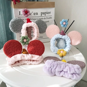 Schattige pluche hoofdbanden met dierenoren en bloemen voor wassen en make-up
