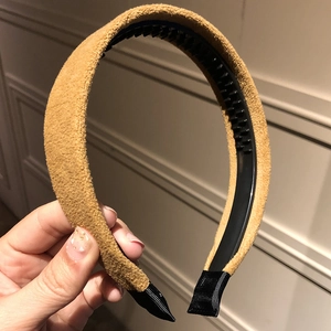 Close-up of brown suede headband featuring internal non-slip teeth for secure grip