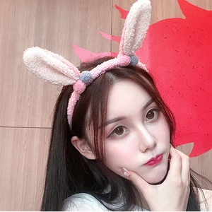 Serre-tête oreilles de lapin en peluche rose et blanc avec détail de pompon gris doux