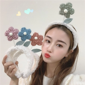 Cute 3D plush flower headband made of soft fleece with spring-mounted colorful blossoms