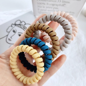 Matte Spiral-Haargummis im Morandi-Farben-Set, fünf elegante Töne in der Hand