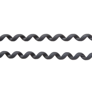 Detailaufnahme von zwei schwarzen Spiral-Haargummis auf einem reinen weißen Hintergrund