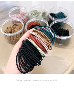 Vue détaillée d'élastiques à cheveux sans couture durables en diverses couleurs Morandi