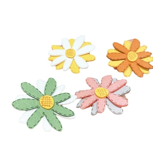 Set di quattro toppe a margherita fatte a mano per fermagli per capelli e accessori fai da te