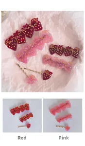 Détail de barrettes fraises en résine rouge et rose avec de fines paillettes dorées