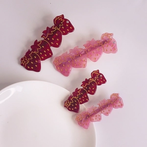 Barrettes à cheveux fraises en résine avec détails dorés et strass pour femmes