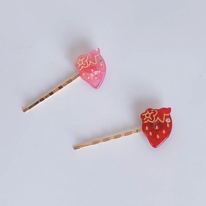 Lot de barrettes fraises mignonnes en résine rouge et rose avec épingles dorées latérales