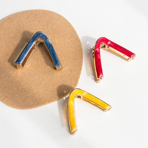 Minimalist V-Shaped Alloy Hair Claw Clip For Women Korean Style Enameled Metal Geometric Hairpin Elegant Headwear Accessories