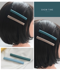 Détail de la texture mate de la barrette et de la pince à ressort en métal argenté