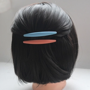Barrettes à cheveux mates minimalistes bleu ciel et rose corail sur modèle de coiffure