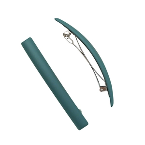 Ensemble de barrettes à cheveux minimalistes en métal vert foncé mat sur fond blanc