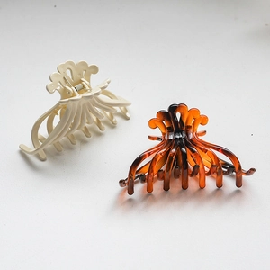 Octopus hair claw clips in cream and tortoiseshell finish for thick hair styling