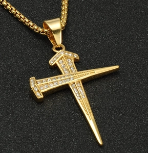 Collier hip hop avec pendentif croix dorée style clou serti de cristaux et chaîne box